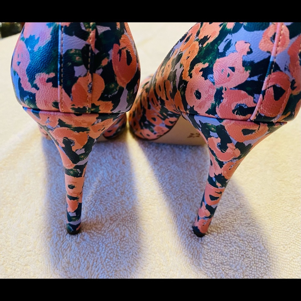 Almost Brand New Heels By BCBG  - Size 10 B - Heel Height 4 Inches - box 2 - Picture 6 of 9